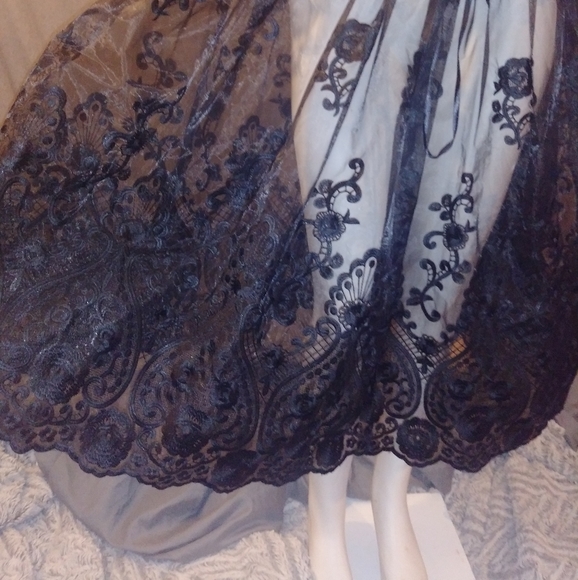 NWT Beautiful full bodied lace skirt lined - Picture 5 of 8